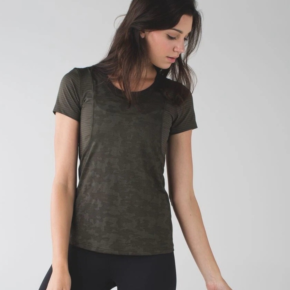 LULULEMON Run For Days Short Sleeve Deep Camo NWOT Size 4